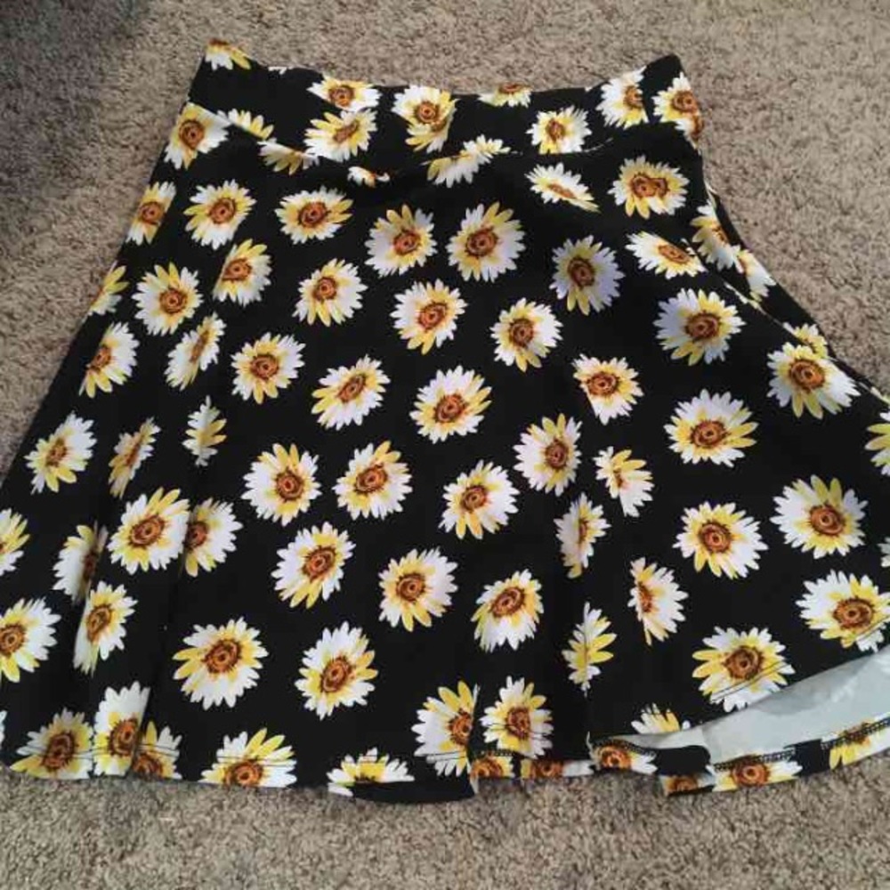 NWOT Daisy Skirt